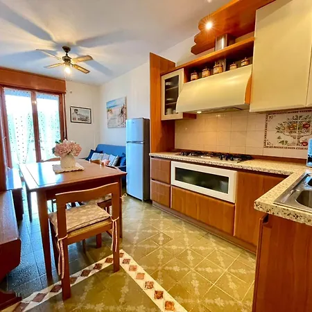 Bright Wide Flat, 130m From The With Shared Pool *
