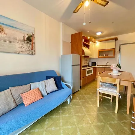 Bright Wide Flat, 130m From The With Shared Pool