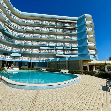 Central Apartment With Shared Pool *