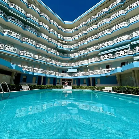 Apartment Bright Wide Flat, 130m From The With Shared Pool Porto Santa Margherita di Caorle