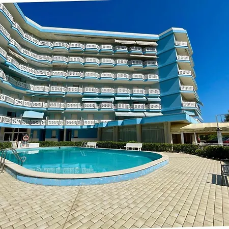 Bright Wide Flat, 130m From The With Shared Pool *